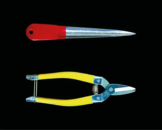 Ant dé Rivaj - Outils de jardinage – pince à manche jaune et lame à manche rouge sur fond noir