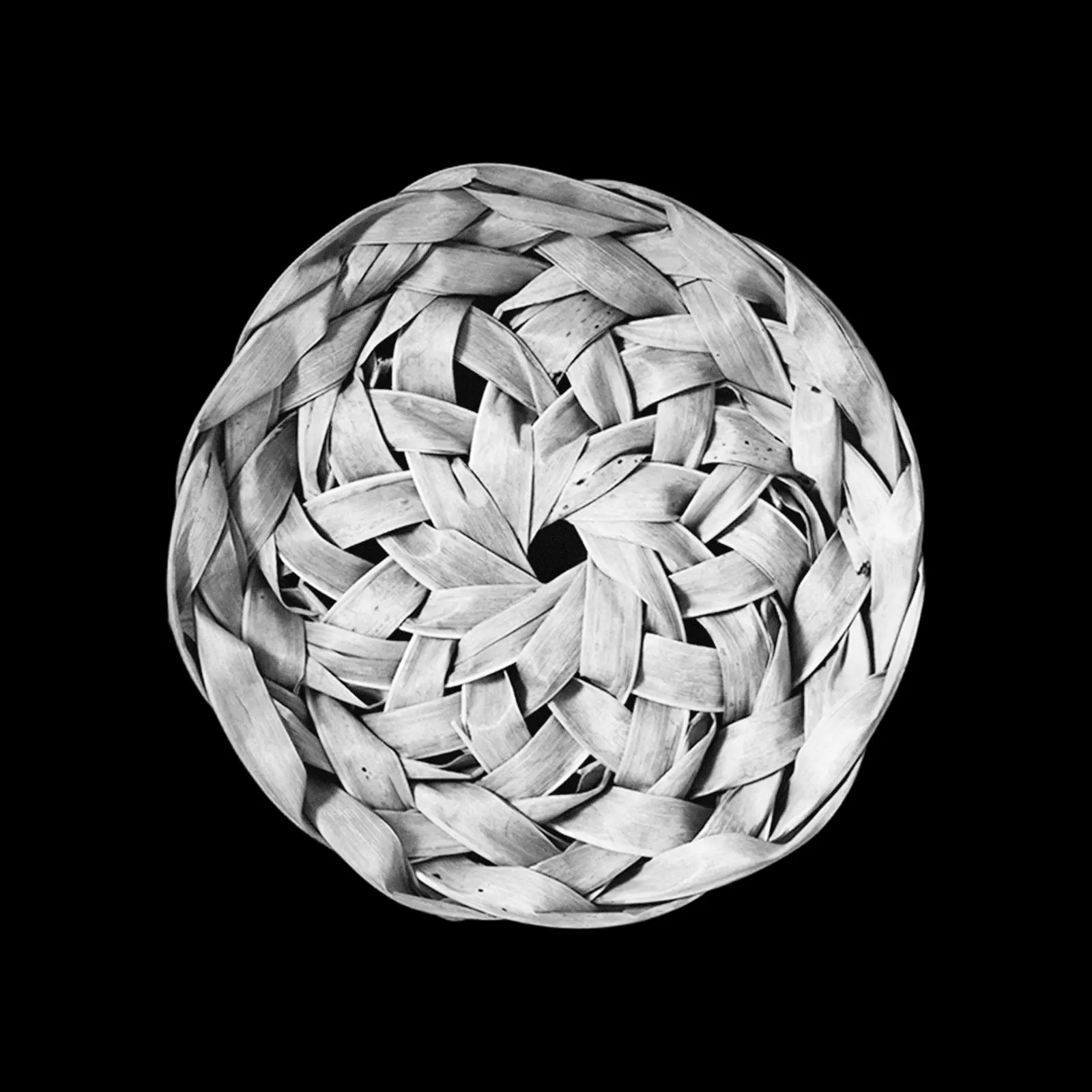 Ant dé Rivaj - Panier en feuilles de cocotier tressées, vue du dessus et du dessous – noir et blanc