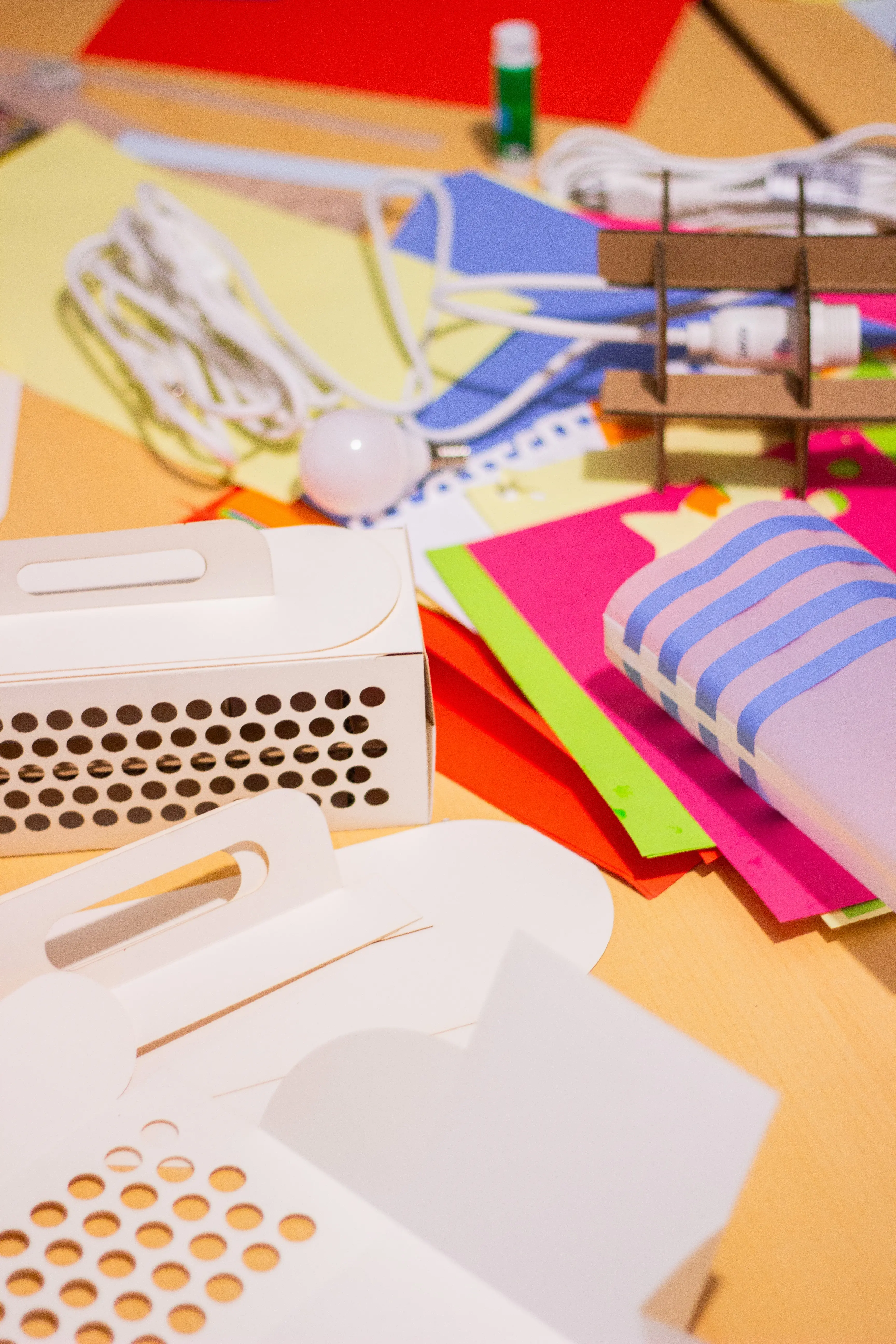 Atelier SCT – prototype de luminaire carton avec filtre modulable en tissu recyclé