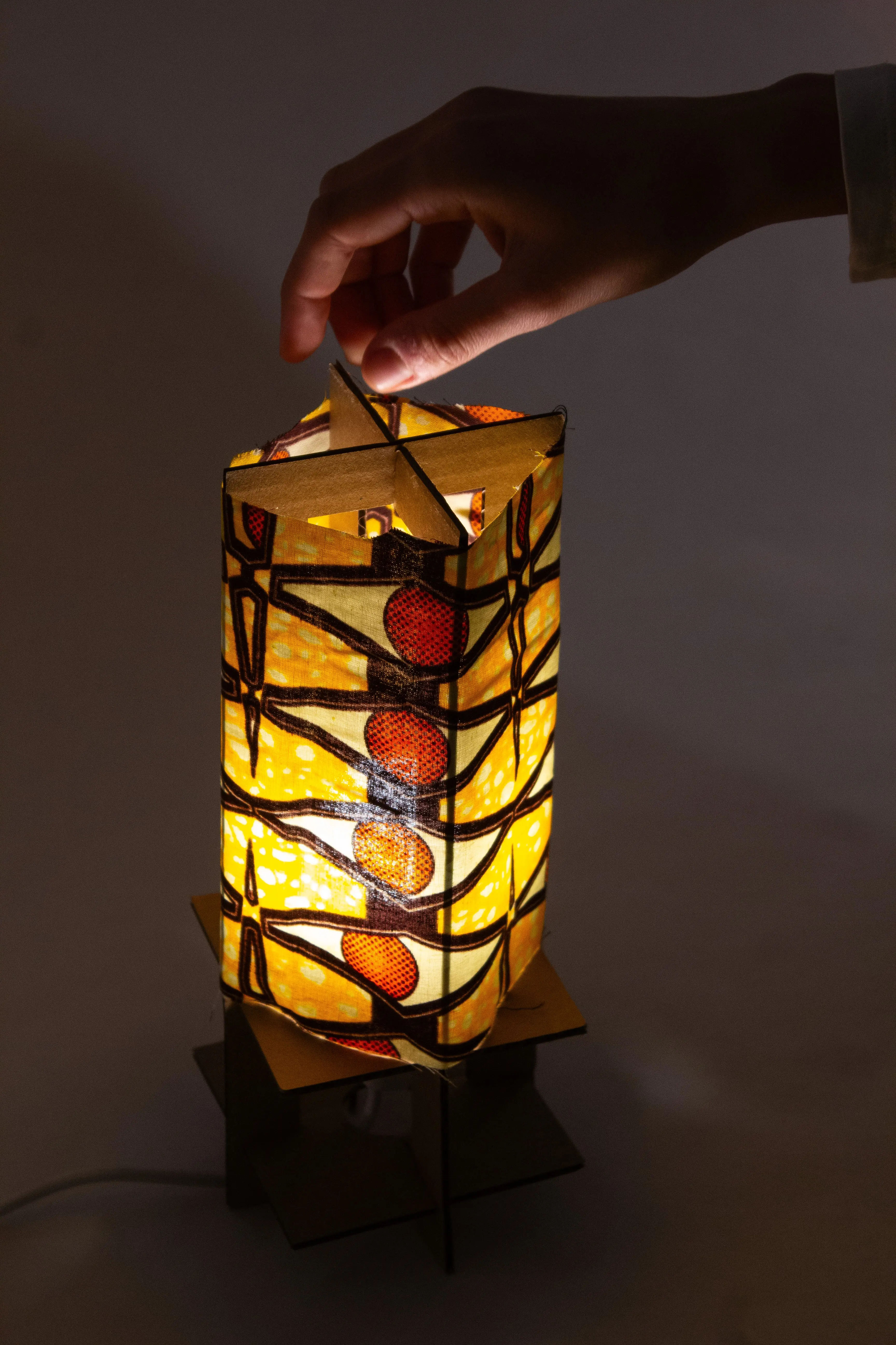 Atelier SCT – détail du filtre lumineux en tissu recyclé du luminaire carton