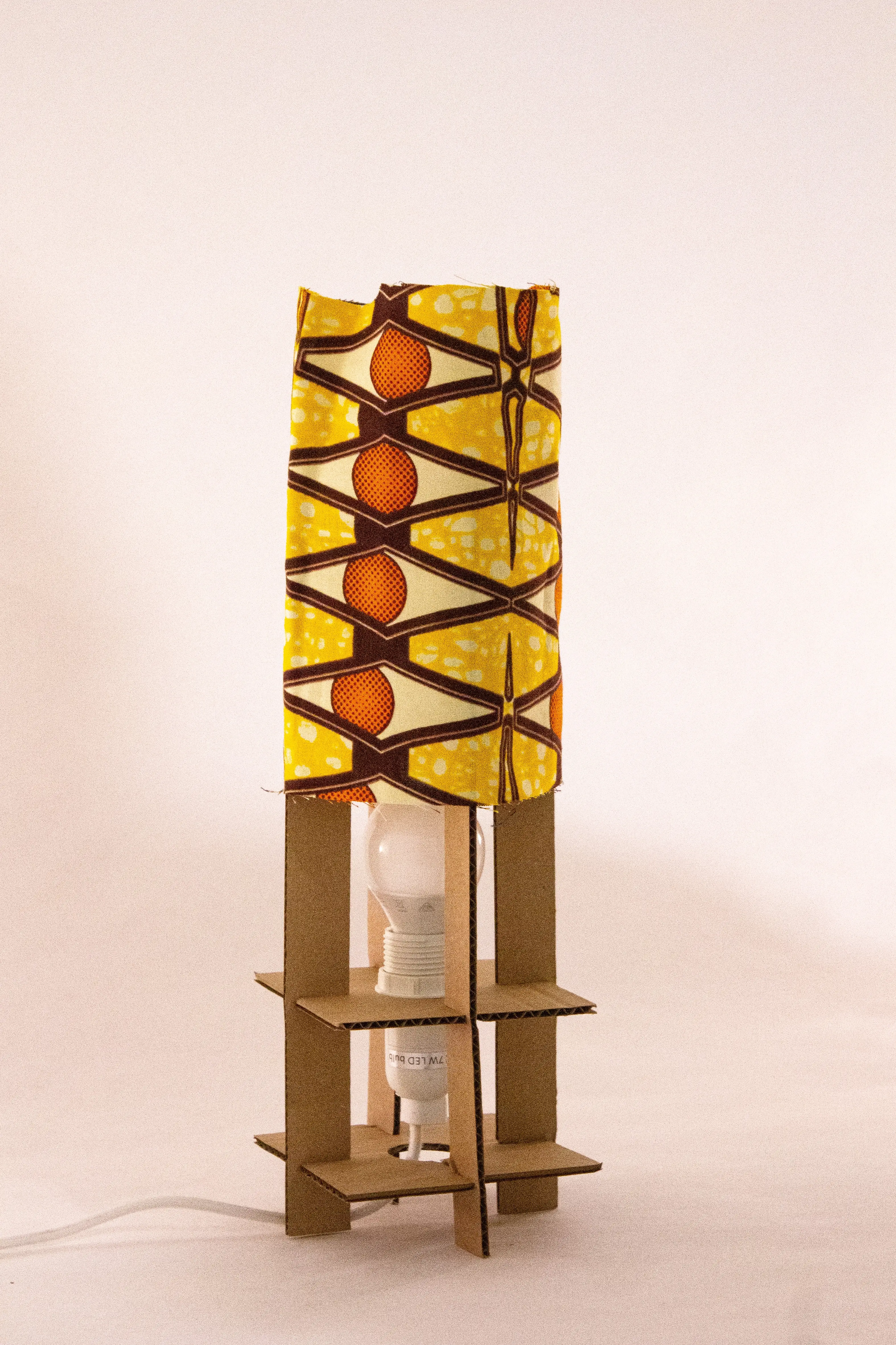 Atelier SCT – prototype de luminaire carton avec filtre modulable en tissu recyclé
