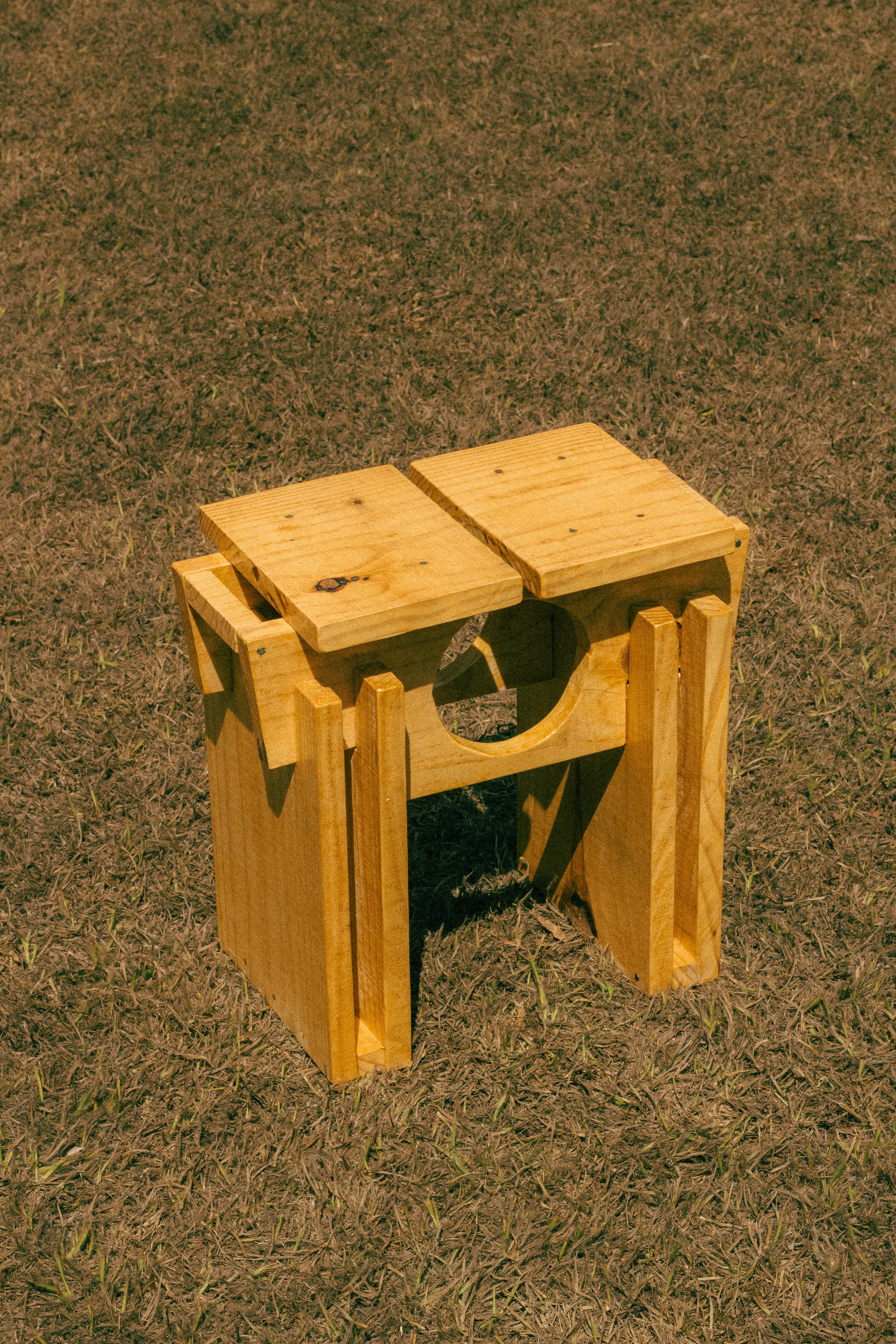 Mobiliers SO – vue de face de l assise en pin recyclé design contemporain