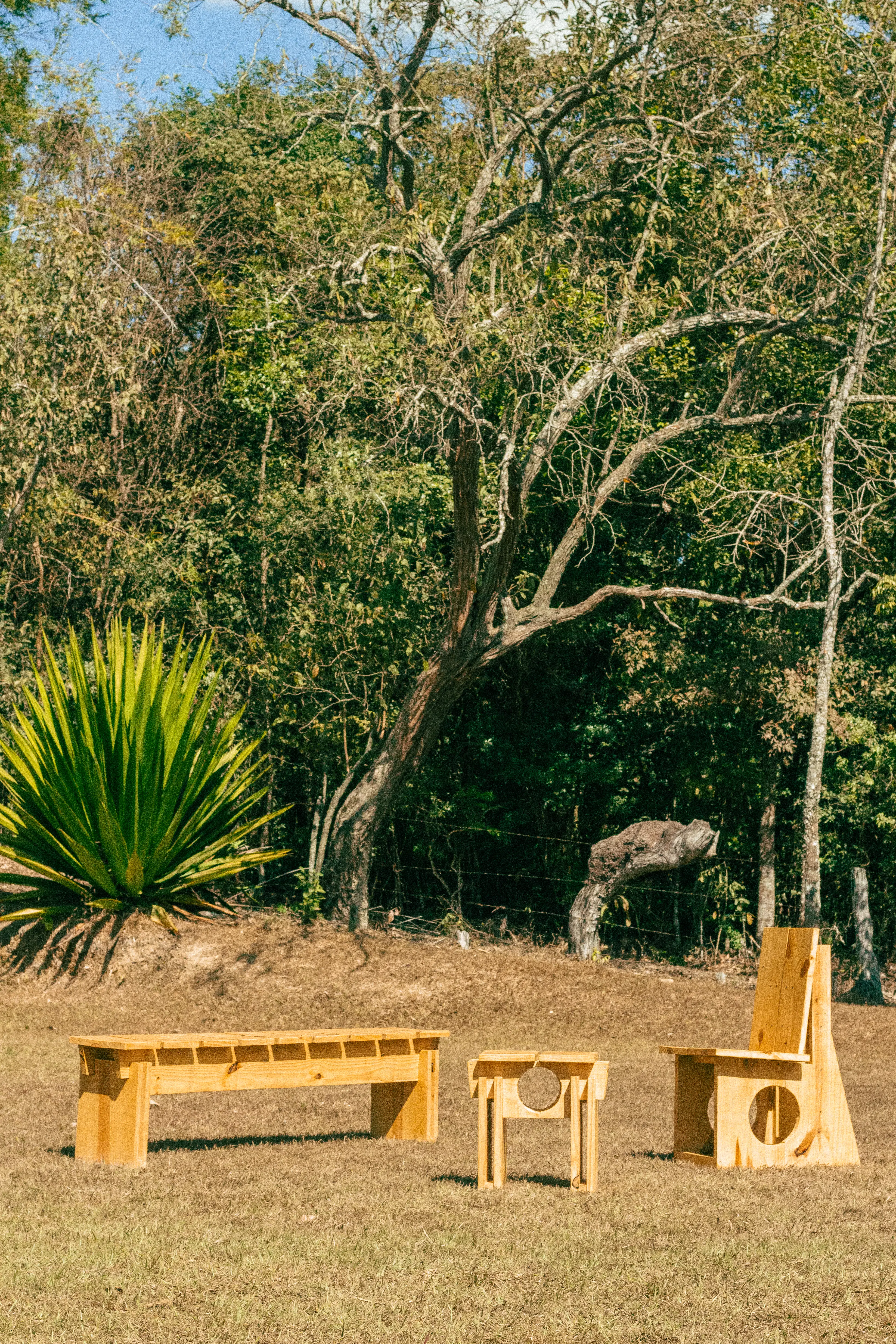 Mobiliers SO – assise en bois de pin récupéré vue de profil