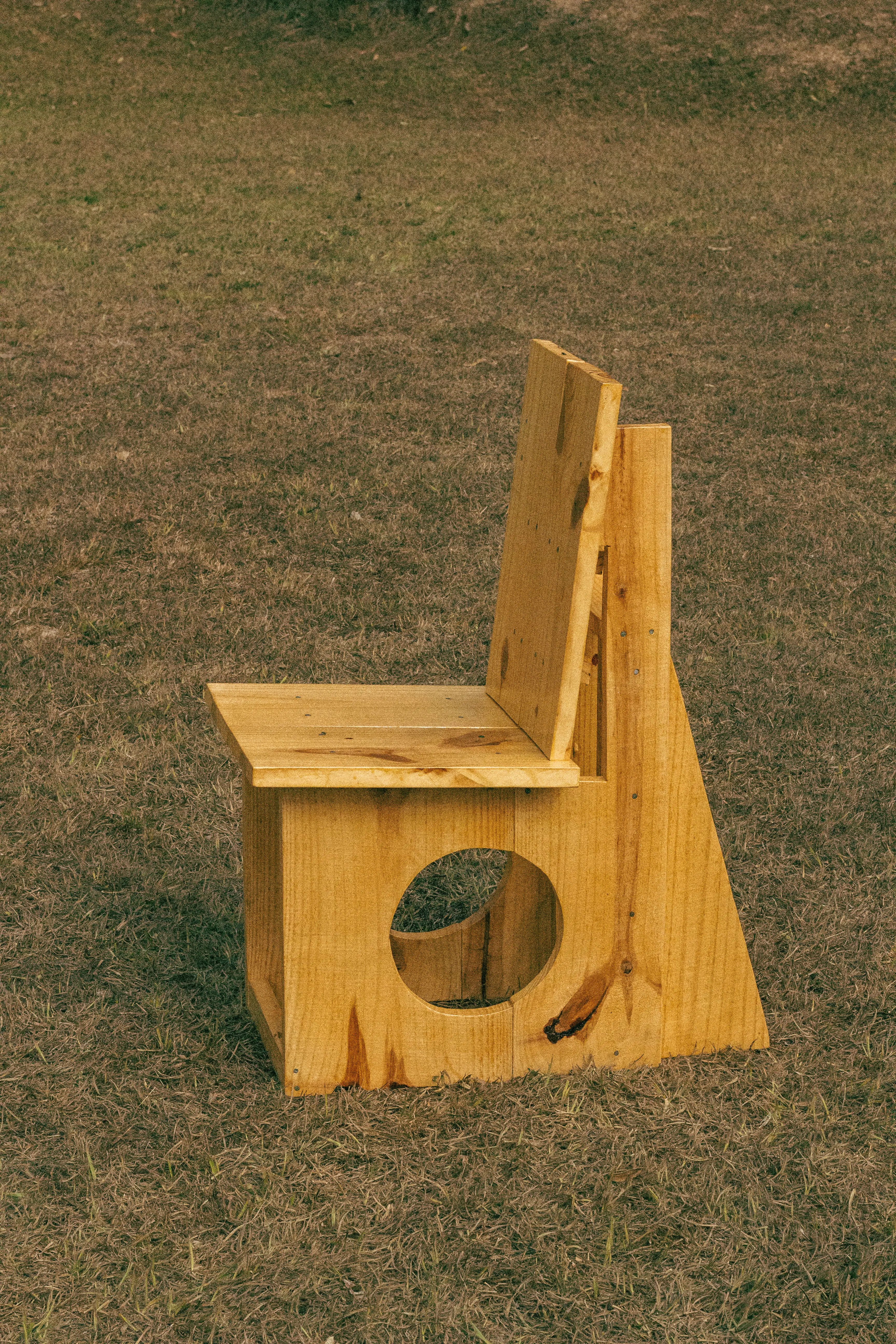 Mobiliers SO – assise en bois de construction avec quincaillerie apparente